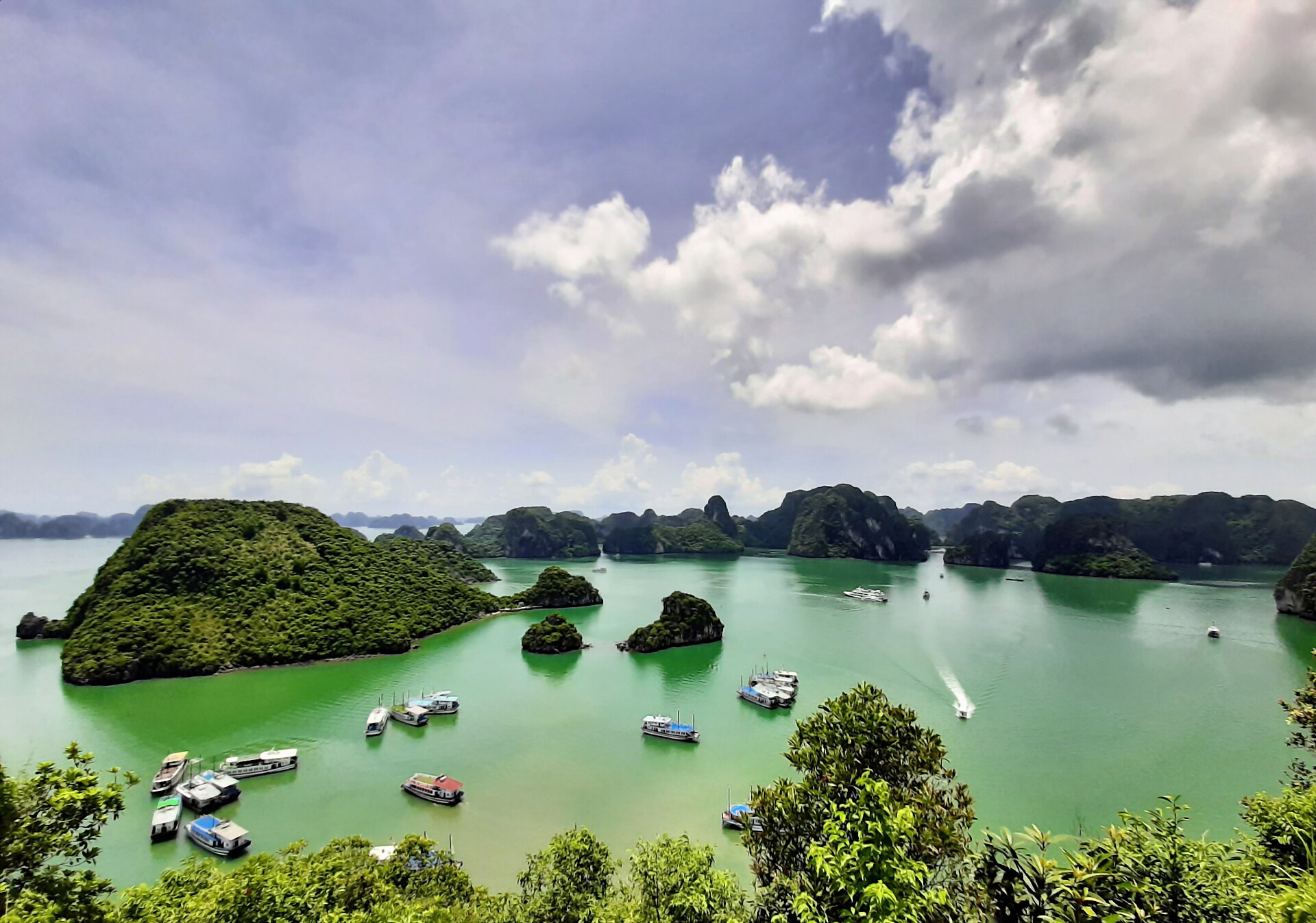 Kalkstensöar i Ha Long-bukten