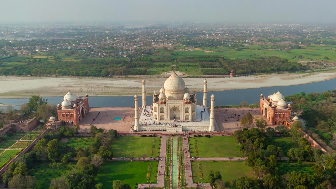 Flygbild över Taj Mahal och den axiala trädgården