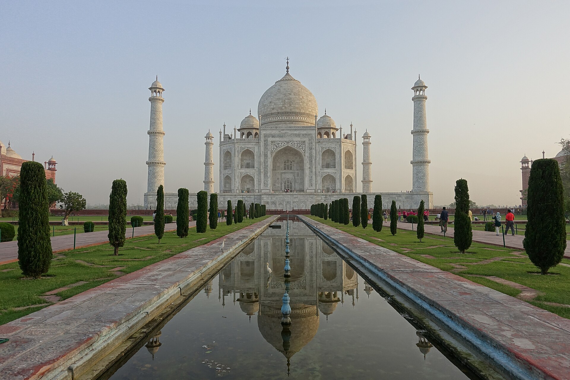 Taj Mahal sett längs den centrala spegeldammen